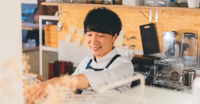 カフェで働く店主